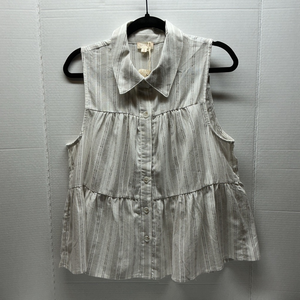 #230HT Hem & Thread Gray Striped Button-Down Sleeveless Top
